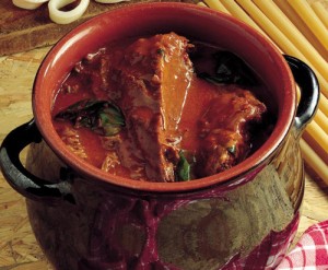 La caccavella, viene utilizzata per cuocere il ragù o le zuppe, mentre il caccaviello, per le cose da bollire, in quanto più alto per evitare che la schiuma del bollore cada fuori